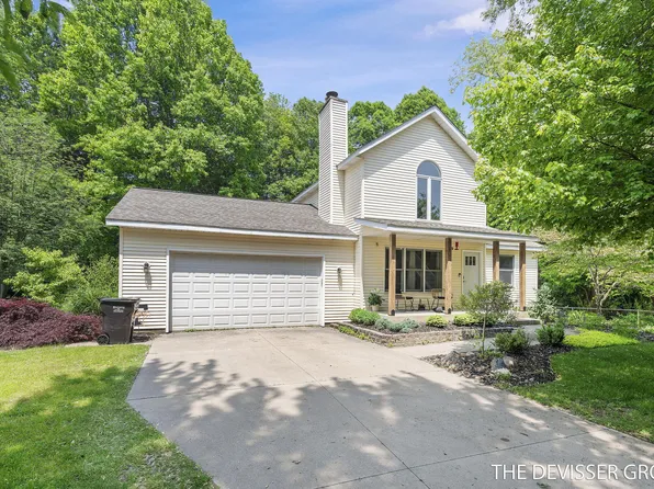 5829 Ellcourt Dr, Fennville, MI 49408