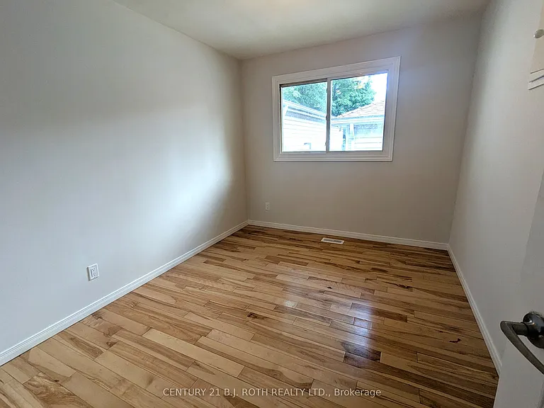 756 Hastings Ave — Photo 6
