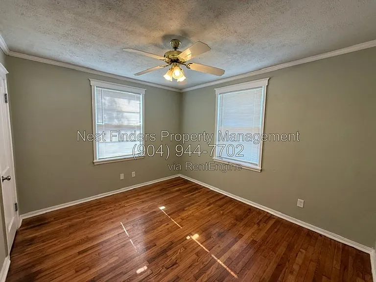 1309 Macarthur St — Photo 17