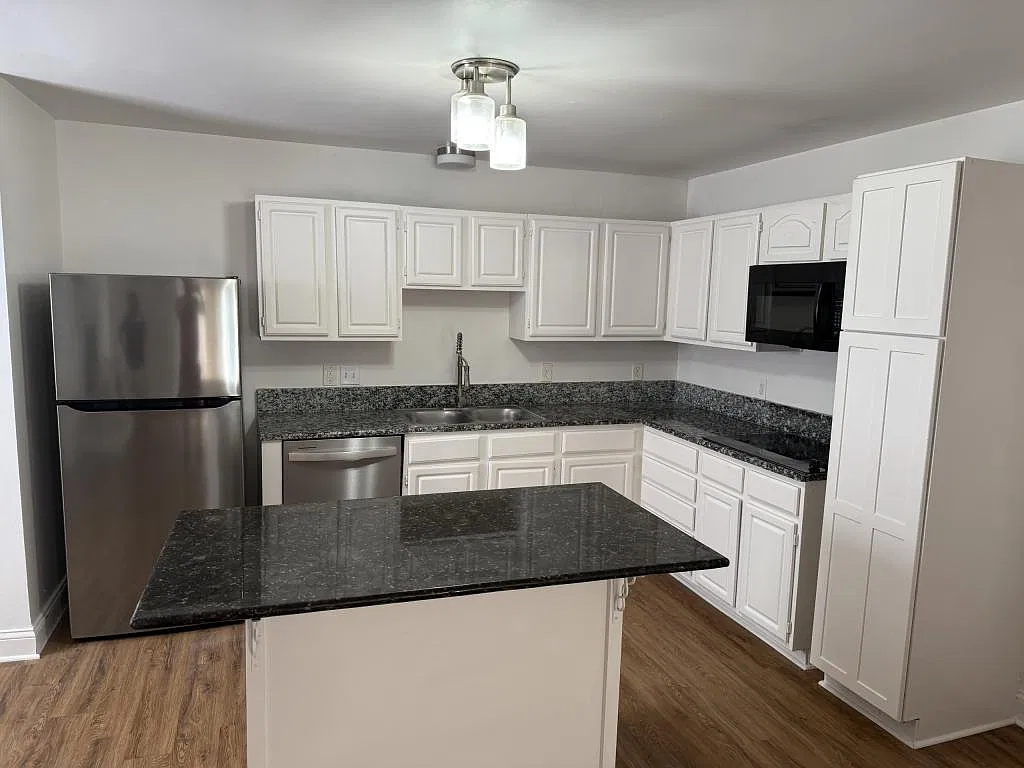 10631 N Locust Ct — Photo 2