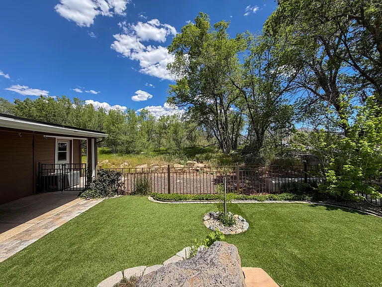 625 S Lone Tree Rd — Photo 2