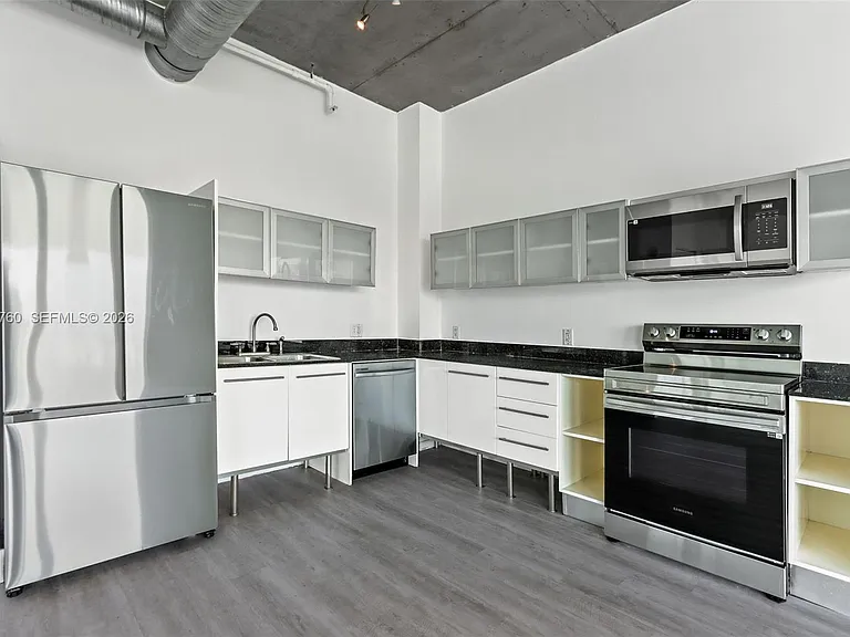 10 SW South River Dr #910 — Photo 2