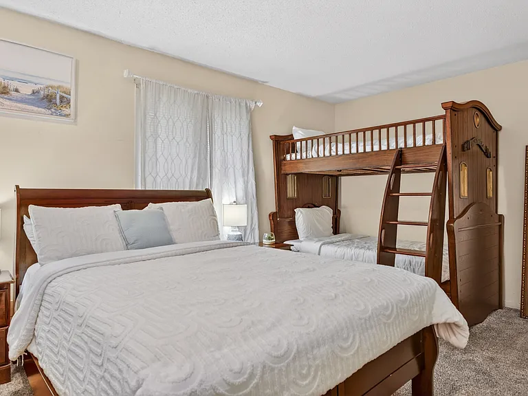 2429 Lawrence Ave — Photo 17