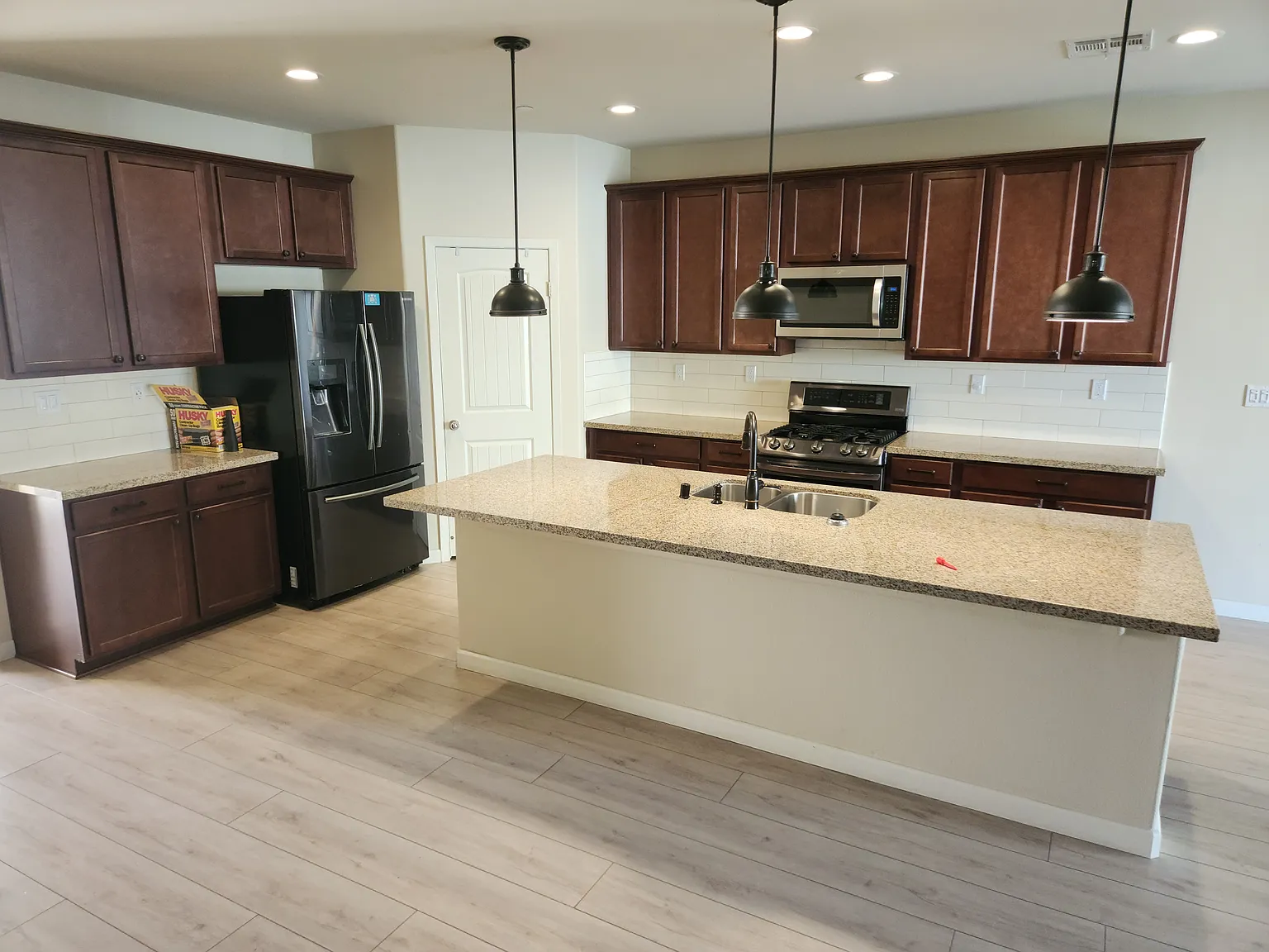 6 bed, 2980 sqft, $4,000 — Photo 2