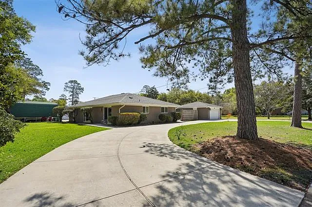 102 N Dabney Dr — Photo 24