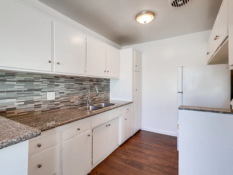 4045 Stevely Ave — Photo 12
