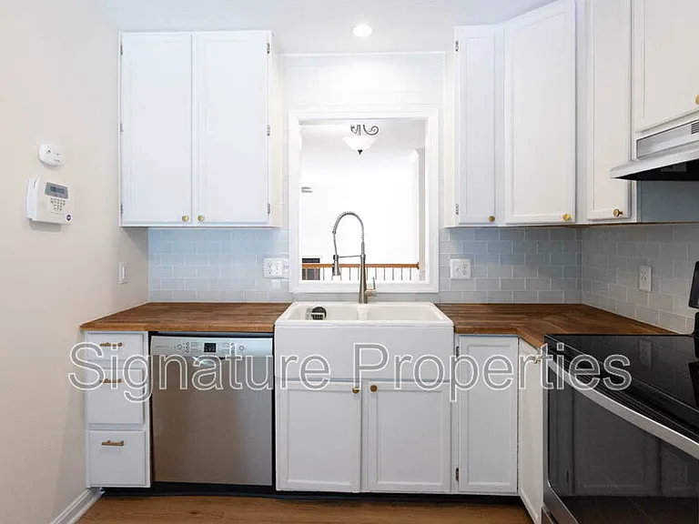405 Lakeview Ct — Photo 3