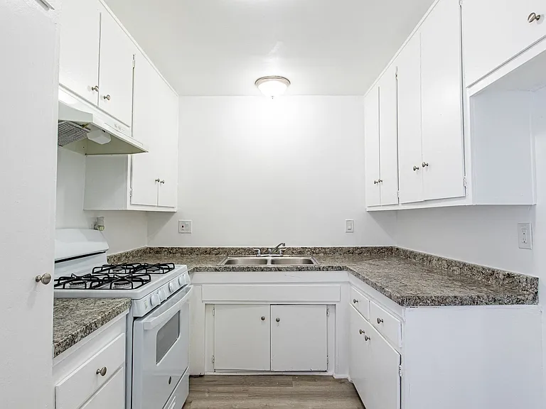 Parthenia Twin Apartments — Photo 10