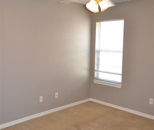5th image of 915 Willow Pond St