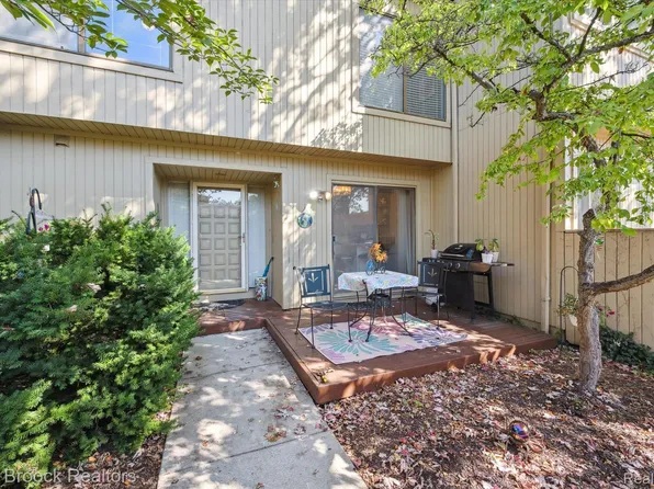 7312 Balsam Ct, West Bloomfield, MI 48322