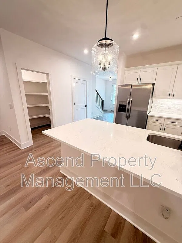 3 bed, 3.0 bath, 2329 sqft, $2,550 — Photo 3