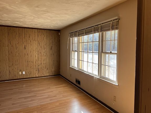 3rd image of 682 Willow Ln