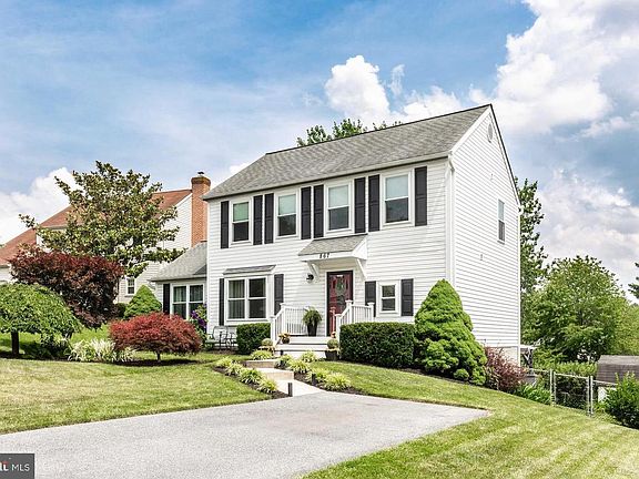 3rd image of 867 Elmwood Ct