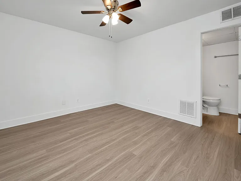 Towncrest Apartments — Photo 21