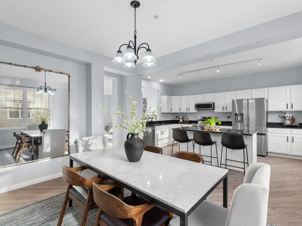 1667 Village Trl E Unit 5, Maplewood, MN 55109