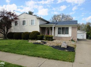 18090 N Oak Dr, Clinton Township, MI 48038