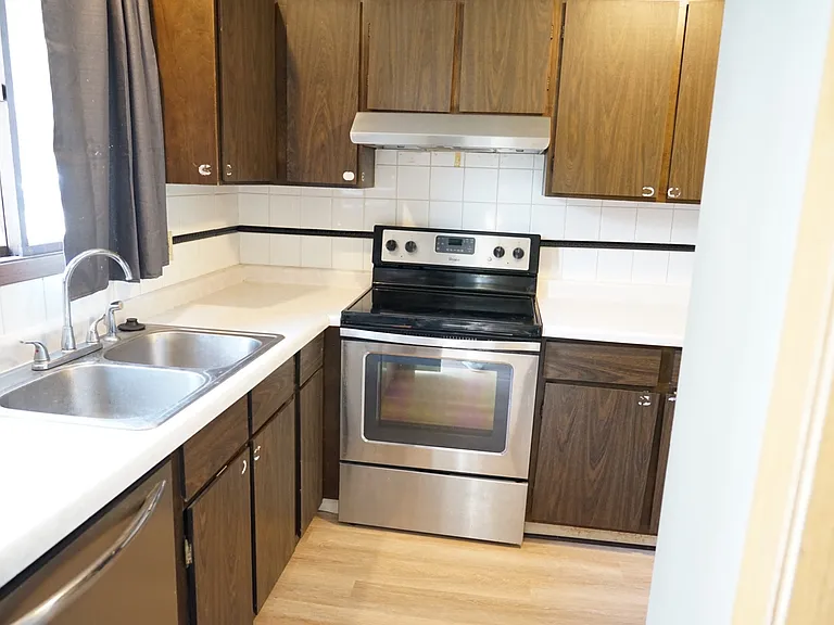 5037 Southwood Cir — Photo 2