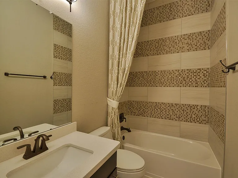5911 Vineyard Creek Ln — Photo 38