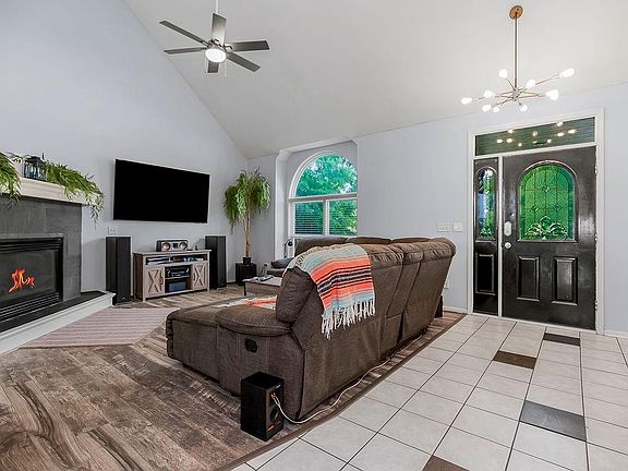4th image of 2224 Martha Ln