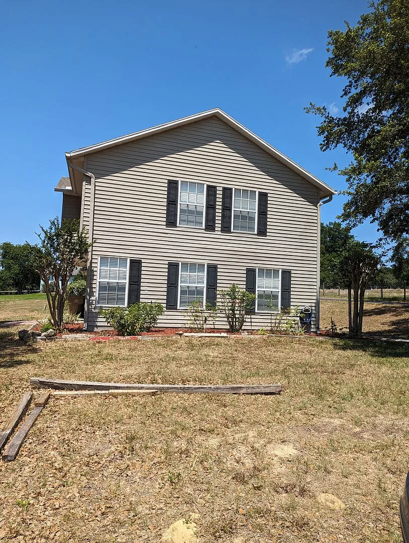 Farm House on Acreage for Rent — Photo 2
