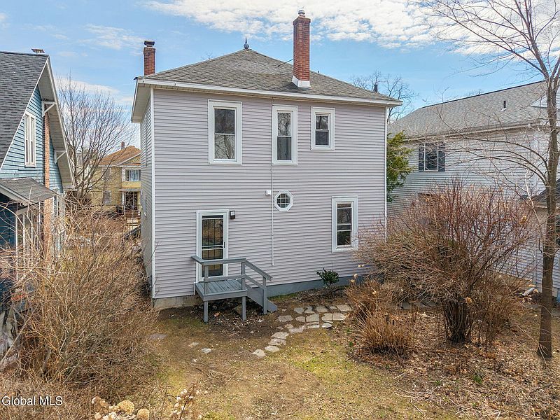 4th image of 18 Fairlawn Avenue