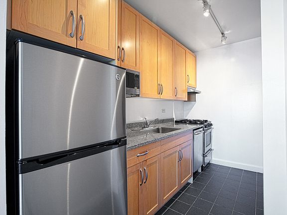 4th image of 360 W 43rd St APT S17f