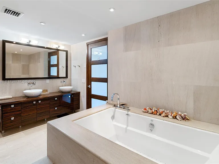 5875 Collins Ave #1902 — Photo 33