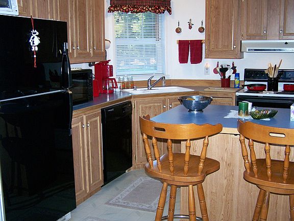 Kitchen w/ island