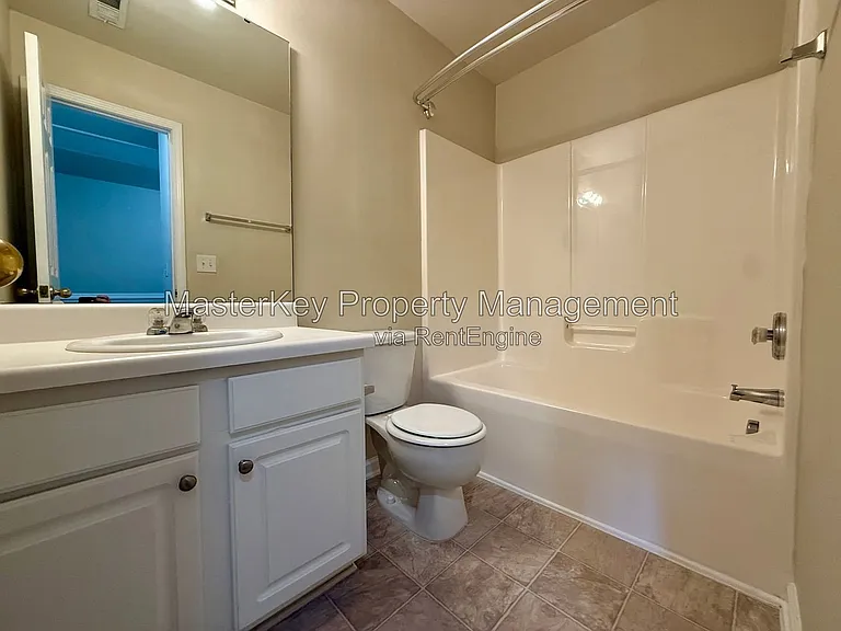 414 Walnut Woods Dr — Photo 18