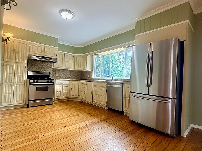 363 Portia St — Photo 15