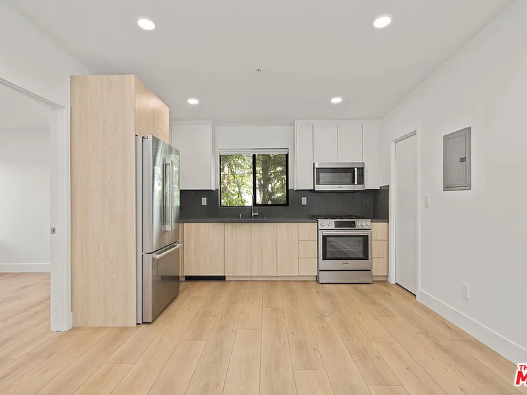 2918 3rd St #6 — Photo 3