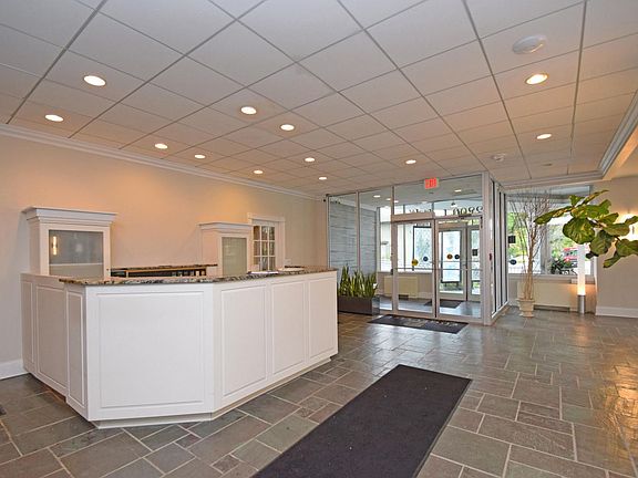 4th image of 2200 Victory Pkwy Unit 2403