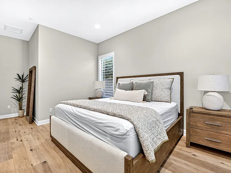 2nd ensuite bedroom, king bed