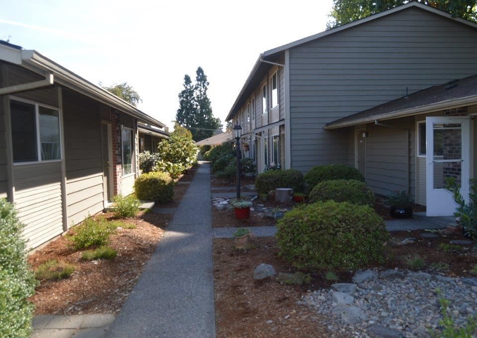 2nd image of 1649 NE Barberry Dr APT 2