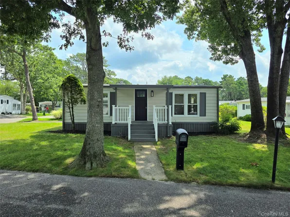 525 Riverleigh Avenue #221, Riverhead, NY 11901
