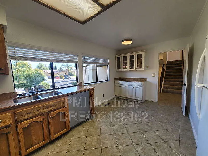 4 bed, 2.5 bath, 2077 sqft, $3,250 — Photo 4