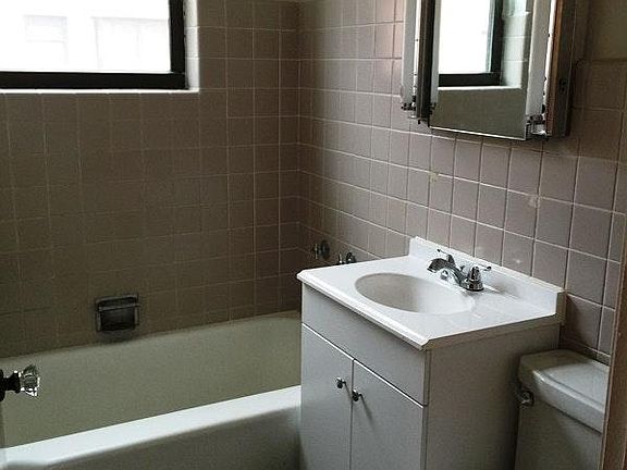 3rd image of 7383 N Winchester Ave APT 1E