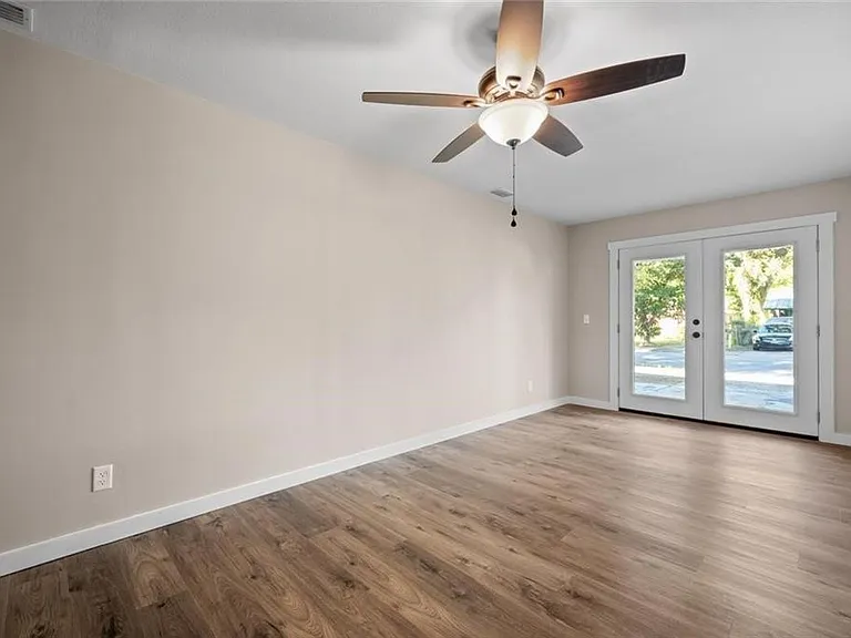 920 Johnston St — Photo 23