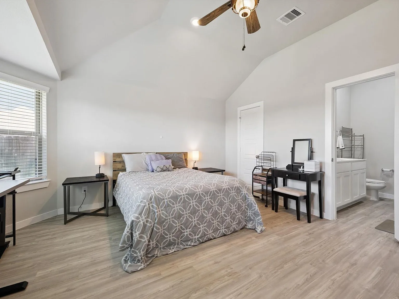 3 bed, 2.0 bath, 1372 sqft, $2,200 — Photo 4