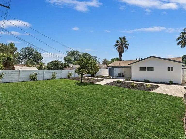 Beverly Ct — Photo 15