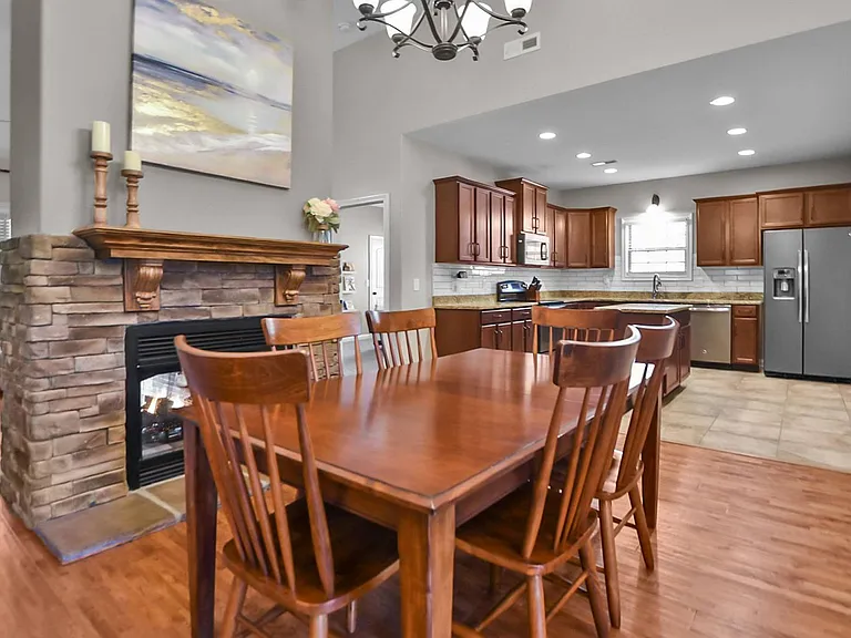 750 Cavalier Dr — Photo 6