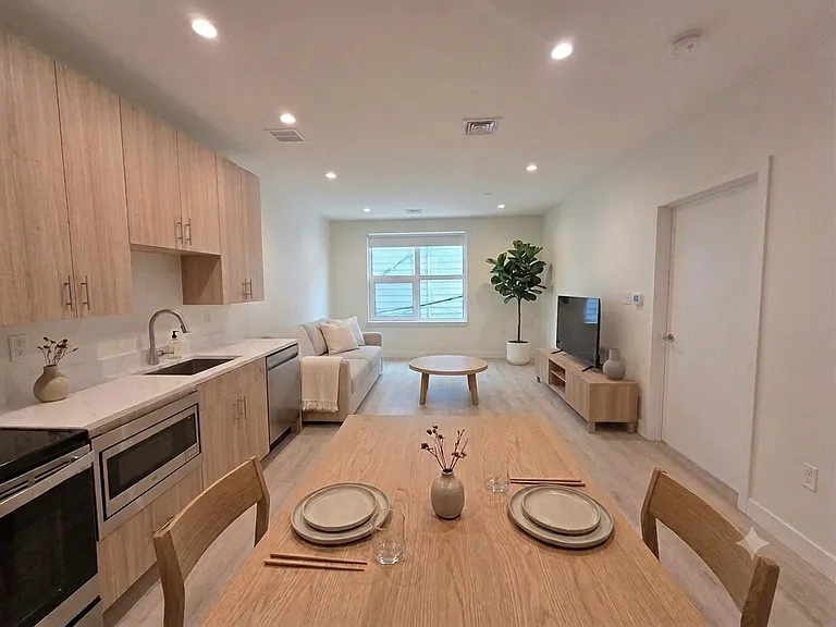 1151 Walnut St #204 — Photo 6