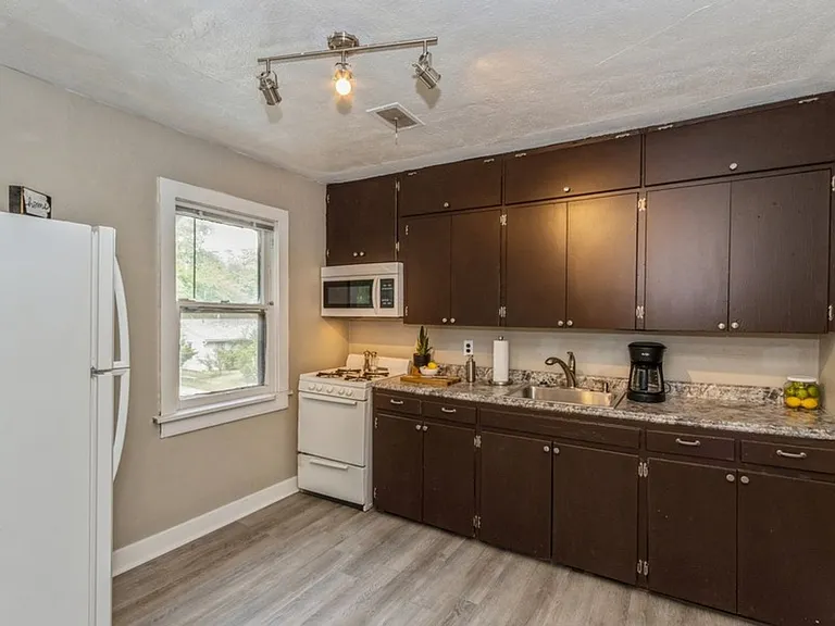 800 Kimball Rd — Photo 2