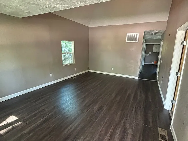 2027 N Weller Ave — Photo 3