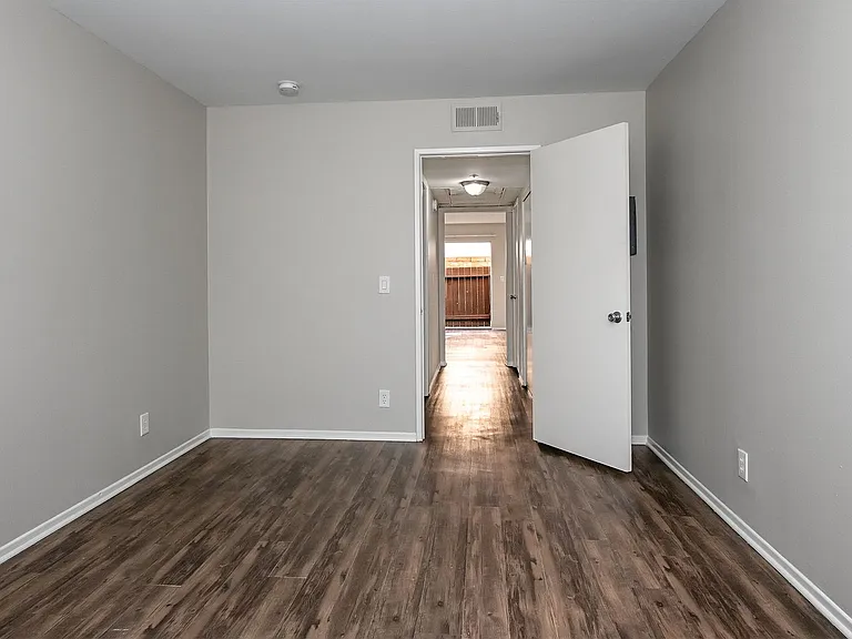 6438 Vineland Ave — Photo 15