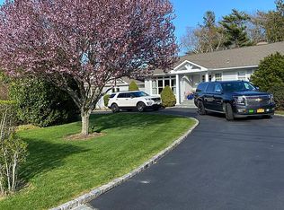 16 Overlook Dr, Southampton, NY 11968