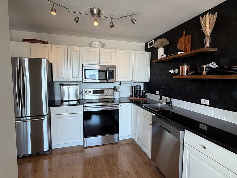 1540 N La Salle Dr #806 — Photo 2