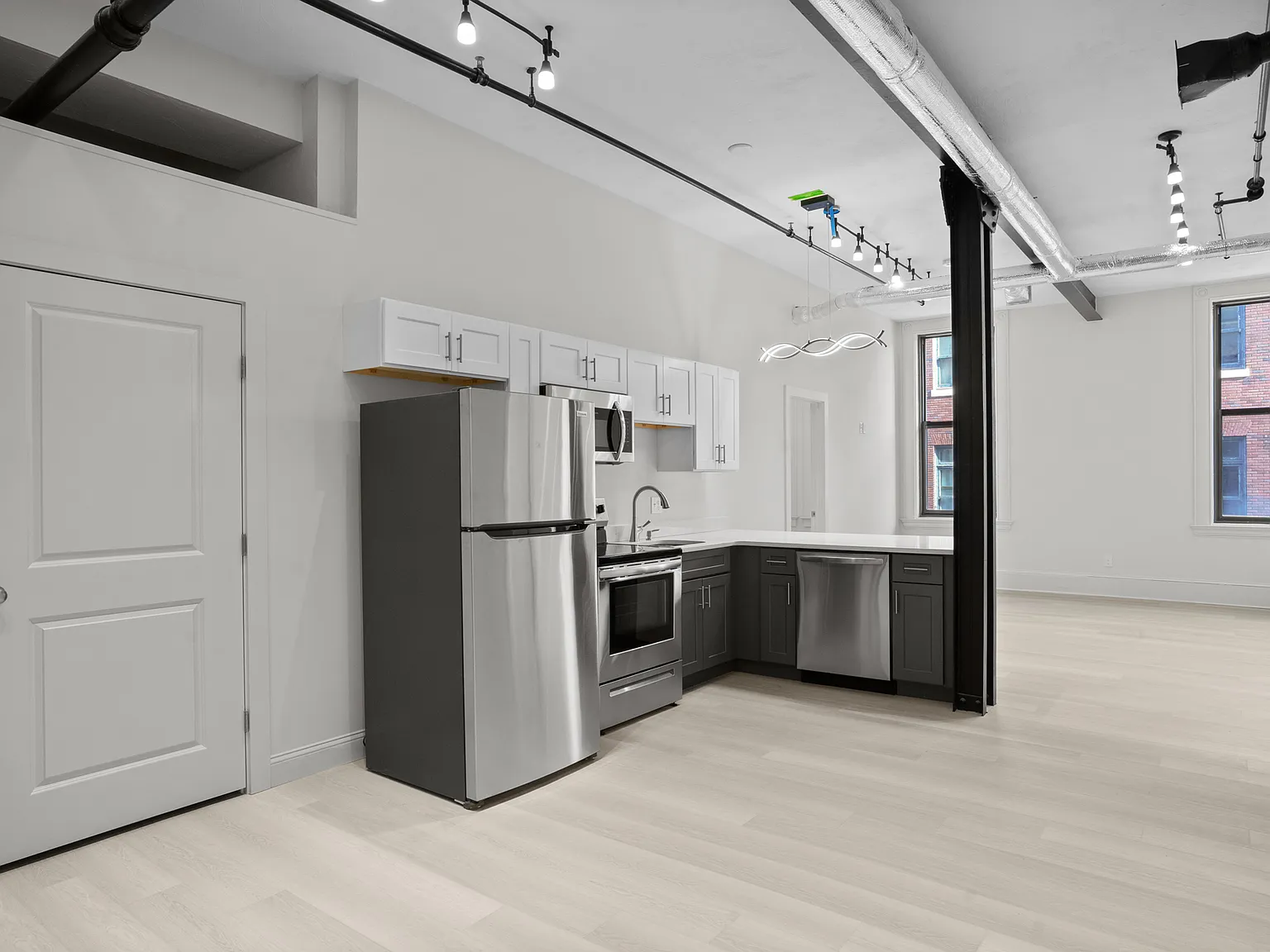 2 bed, 900 sqft, $2,400 — Photo 2