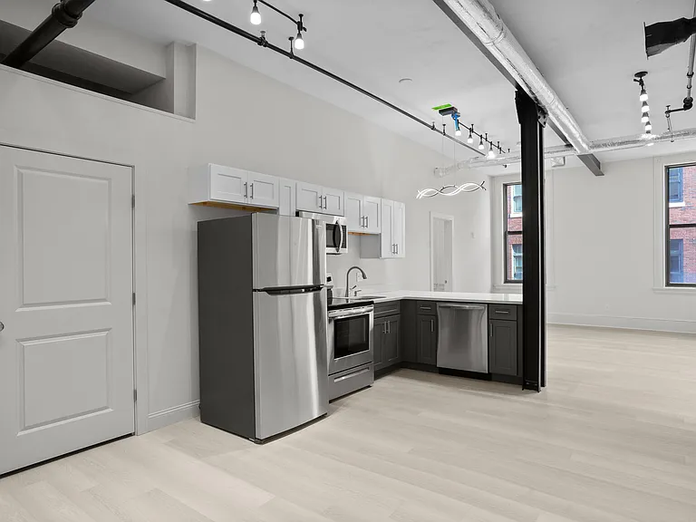 105 William St #206 — Photo 2