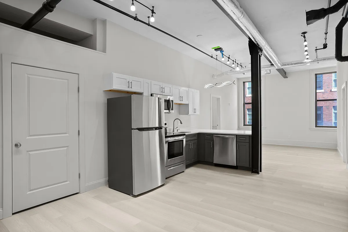 Building Photo - 105 William St #206